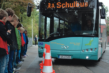 Schulbus mit wartenden Kindern