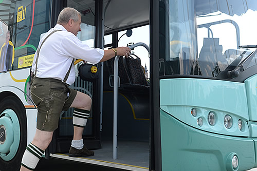 Fahrgast steigt in den vorderen Teil eines Busses ein